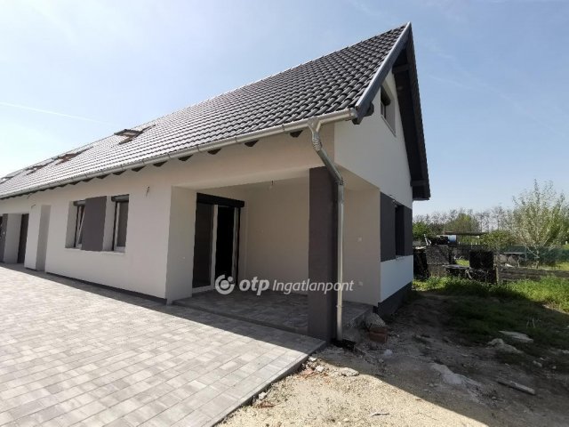 Eladó ikerház, Ráckevén 86 M Ft, 3+1 szobás