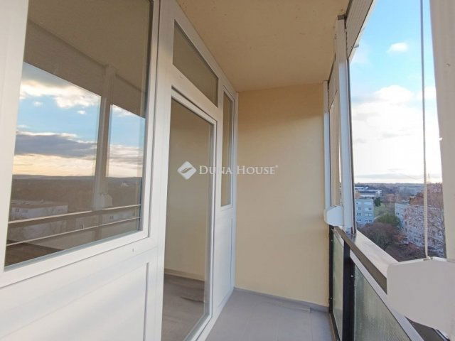 Eladó panellakás, Pécsett 48.9 M Ft, 3 szobás