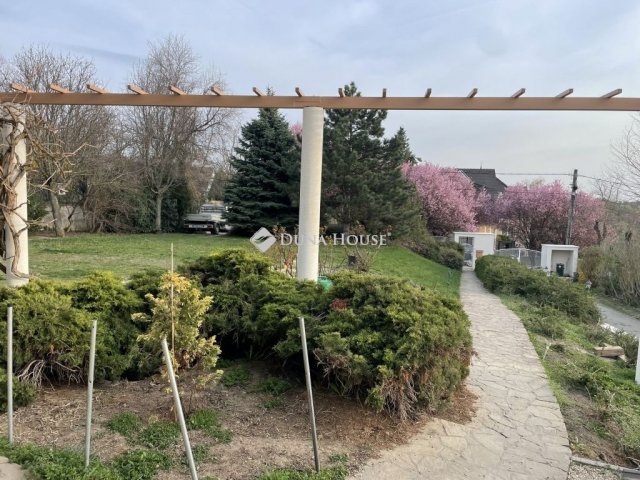 Eladó családi ház, Telkin 420 M Ft, 7 szobás