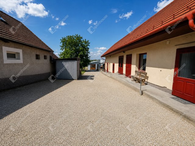 Eladó családi ház, Lovasberényben 180 M Ft, 2 szobás