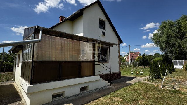 Eladó családi ház, Szegeden 23.9 M Ft, 2 szobás