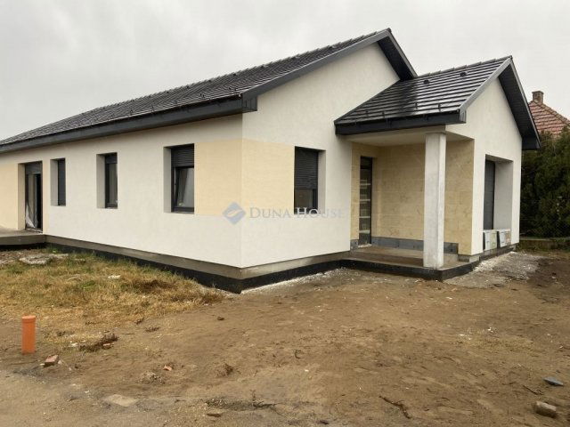 Eladó családi ház, Dabason 89.9 M Ft, 4 szobás
