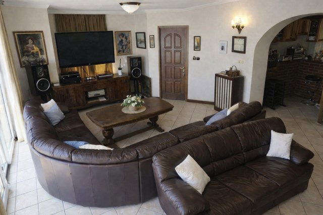 Eladó családi ház, Rádon 127.9 M Ft, 5+1 szobás