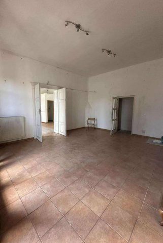 Kiadó üzlethelyiség, Esztergomban 160 E Ft / hó, 2 szobás