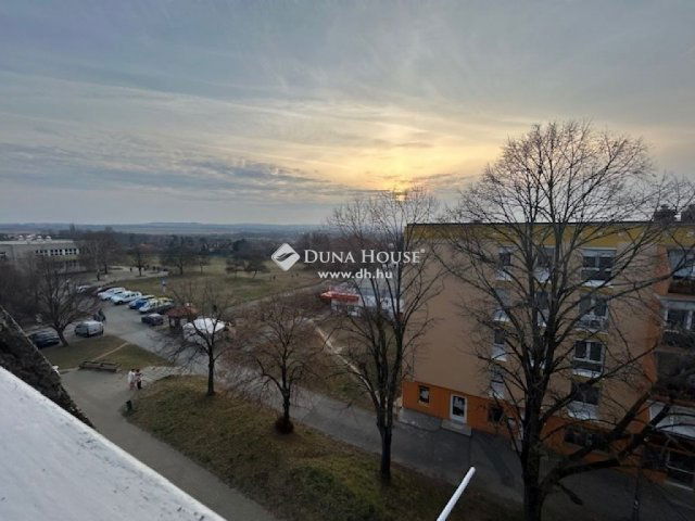 Eladó panellakás, Pécsett 41.99 M Ft, 4 szobás