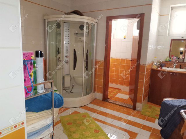 Eladó családi ház, Kisbéren 100 M Ft, 7 szobás