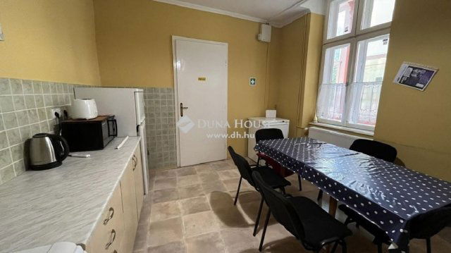 Eladó téglalakás, Szombathelyen 60 M Ft, 4 szobás