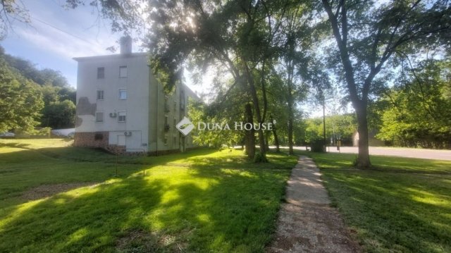 Eladó téglalakás, Komlón 13.5 M Ft, 3 szobás