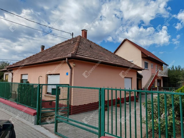Eladó családi ház, Vecsésen 130 M Ft, 5 szobás