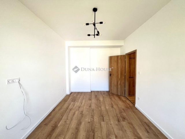 Eladó téglalakás, Pécsett 79.9 M Ft, 5 szobás