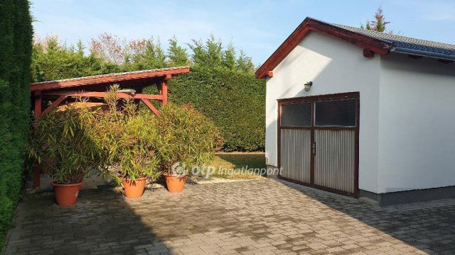 Eladó családi ház, Balatonföldváron 188 M Ft, 6+1 szobás