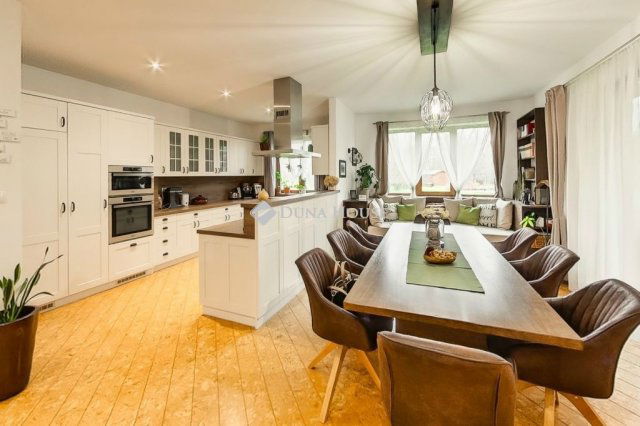 Eladó családi ház, Kecskeméten 219 M Ft, 4 szobás