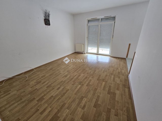 Eladó téglalakás, Pápán 48.1 M Ft, 3 szobás