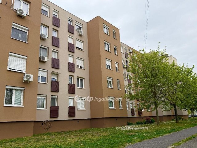 Eladó panellakás, Pápán 31.9 M Ft, 1+1 szobás