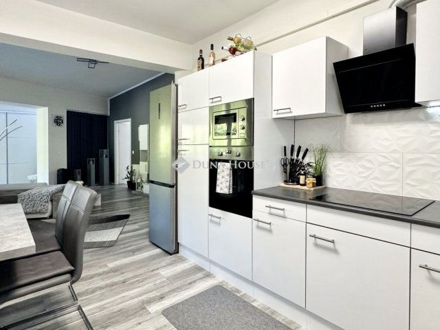 Eladó családi ház, Pécsett 115 M Ft, 4 szobás