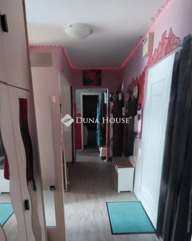 Eladó panellakás, Pécsett 47.5 M Ft, 3 szobás