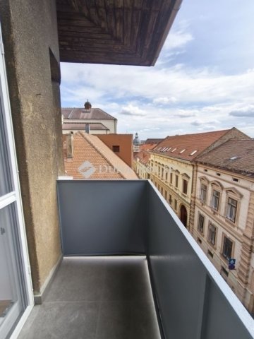 Eladó téglalakás, Pécsett 94 M Ft, 4 szobás