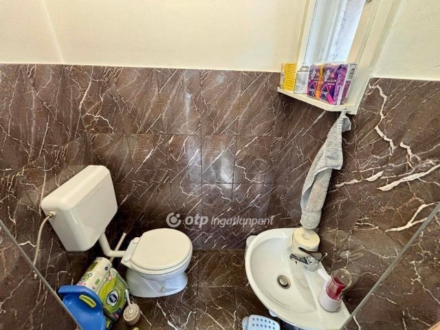 Eladó családi ház, Tasson 37 M Ft, 2 szobás