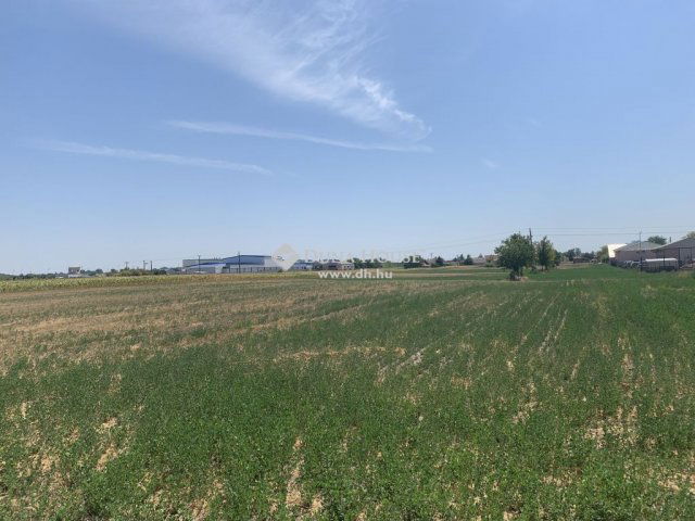 Eladó ipari ingatlan, Szigetszentmiklóson 210 M Ft