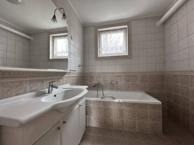 Eladó téglalakás, Egerben 96 M Ft, 5 szobás