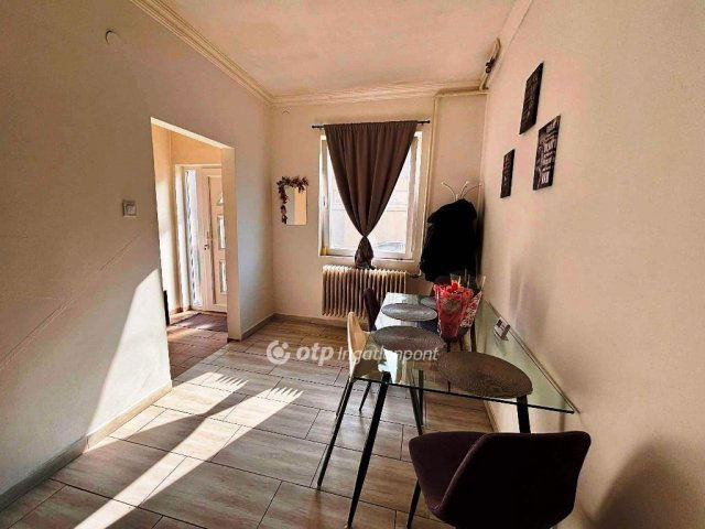 Eladó családi ház, Tasson 37 M Ft, 2 szobás