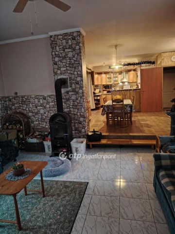 Eladó családi ház, Szomoron 103 M Ft, 1+2 szobás