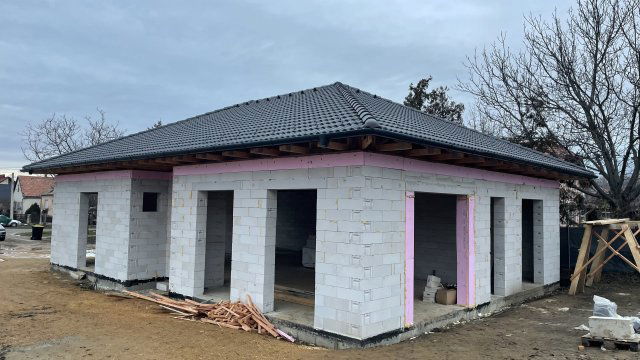 Eladó családi ház, Nyúlon 124.9 M Ft, 5 szobás