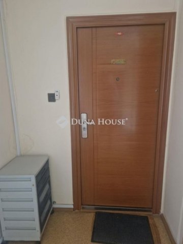 Eladó panellakás, Pécsett 59.9 M Ft, 3 szobás