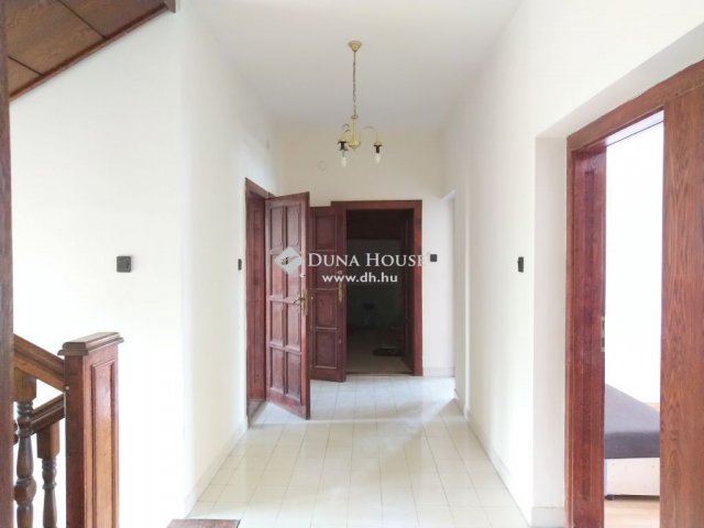 Eladó családi ház, Dunaharasztin 129 M Ft, 9 szobás