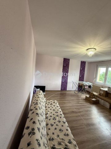 Eladó panellakás, Veszprémben 41.9 M Ft, 2 szobás