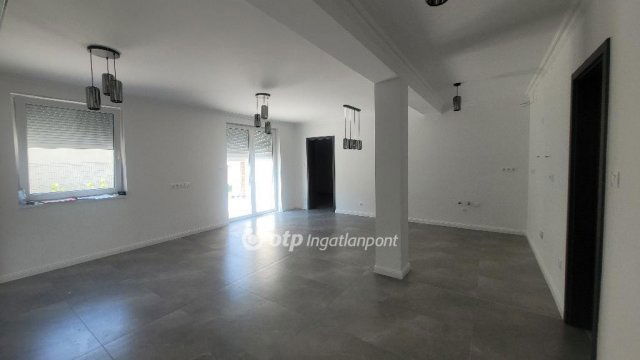 Eladó téglalakás, Jászberényben 75 M Ft, 3 szobás