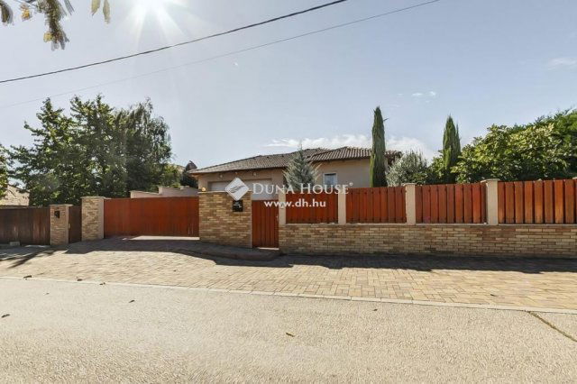 Eladó családi ház, Pomázon 218.5 M Ft, 3 szobás