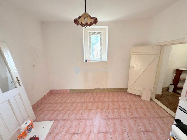Eladó családi ház, Balsán 19 M Ft, 2 szobás