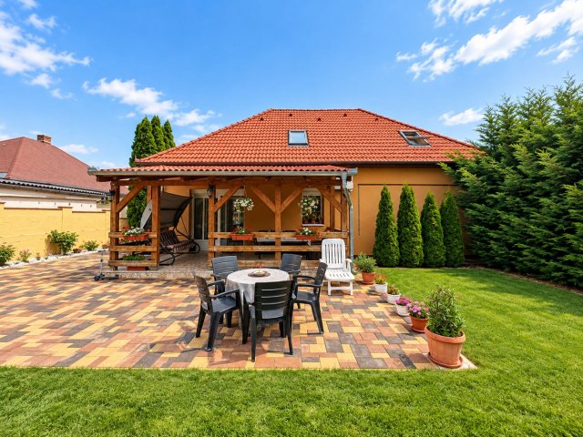 Eladó családi ház, Pécsett 155 M Ft, 3 szobás