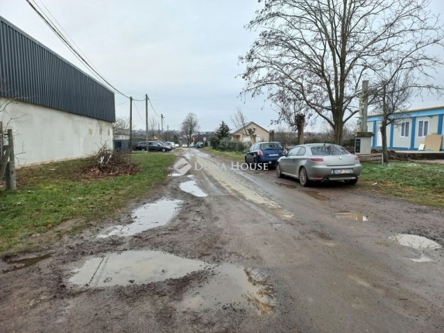 Kiadó ipari ingatlan, Pécsett 999 E Ft / hó