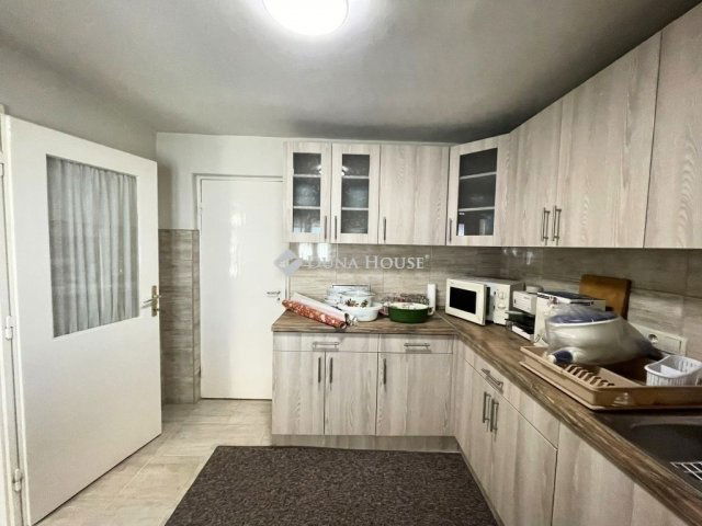 Eladó családi ház, Szegeden 73.5 M Ft, 4 szobás