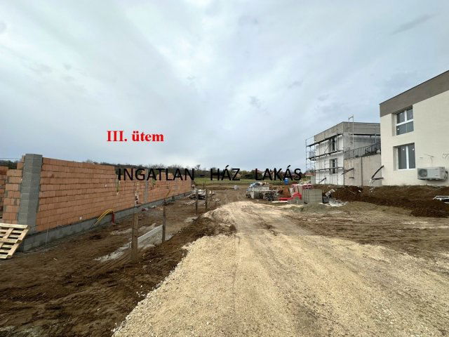 Eladó téglalakás, Mogyoródon 88.5 M Ft, 4 szobás