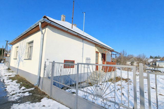 Eladó családi ház, Szakcson 9.5 M Ft, 3 szobás