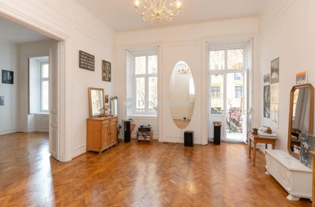 Eladó téglalakás, Budapesten, VI. kerületben, Liszt Ferenc téren