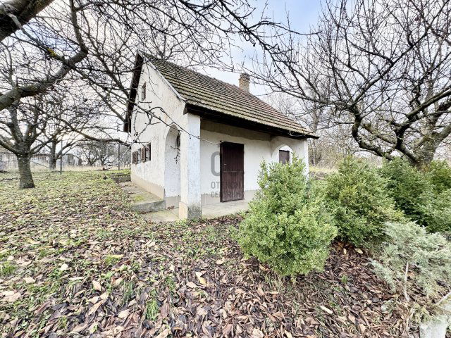 Eladó családi ház, Szekszárdon 9.99 M Ft, 2 szobás