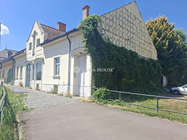 Eladó üzlethelyiség, Gödöllőn 320 M Ft, 6 szobás