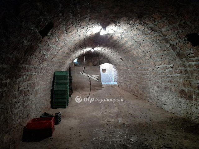 Eladó ipari ingatlan, Solymáron 330 M Ft / költözzbe.hu