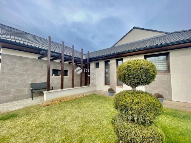 Eladó családi ház, Kecskeméten 150 M Ft, 4 szobás