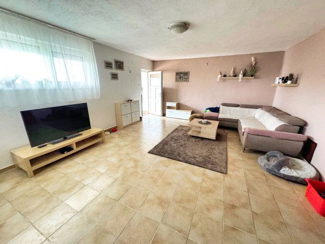 Eladó családi ház, Székesfehérvárott 210 M Ft, 10 szobás