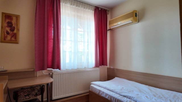 Eladó családi ház, Győrött 350 M Ft, 18 szobás
