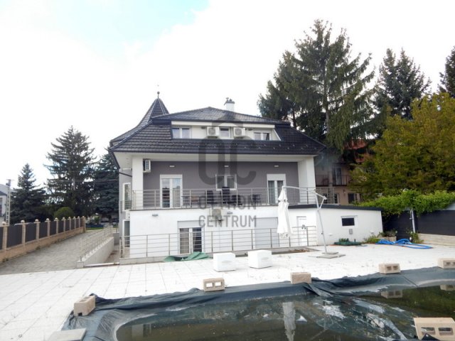 Eladó családi ház, Hévízen 550 M Ft, 11 szobás