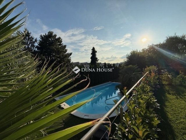 Eladó téglalakás, Pécsett 175 M Ft, 4 szobás