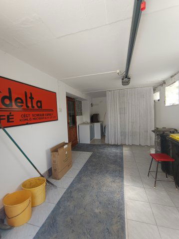 Eladó családi ház, Komlón 65 M Ft, 6+3 szobás