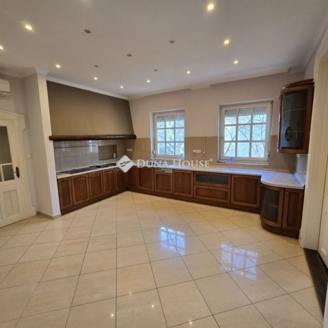 Eladó családi ház, Kecskeméten 240 M Ft, 6 szobás