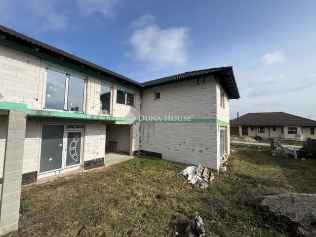 Eladó ikerház, Kakucson 105 M Ft, 4 szobás / költözzbe.hu